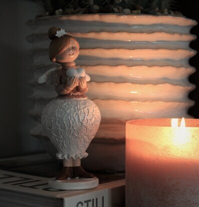 Bild av ängelfigur som skapar harmoni och stillhet