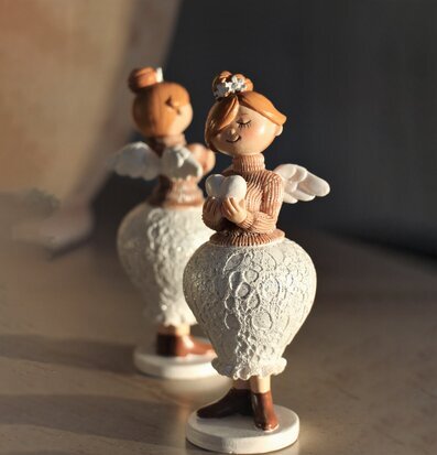 Bild av charmig ängelfigur med hjärta och detaljer