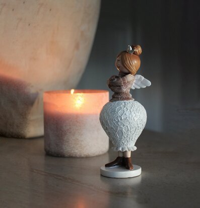 Bild av dekorativ ängelfigur med ljus och detaljer