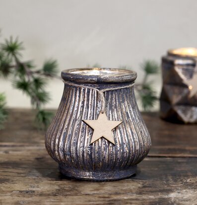 Bild av ljuslykta med stjärndekoration och kvistar