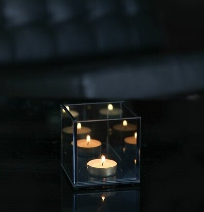 Bild av stilren ljuslykta i rökgrått glas och metall