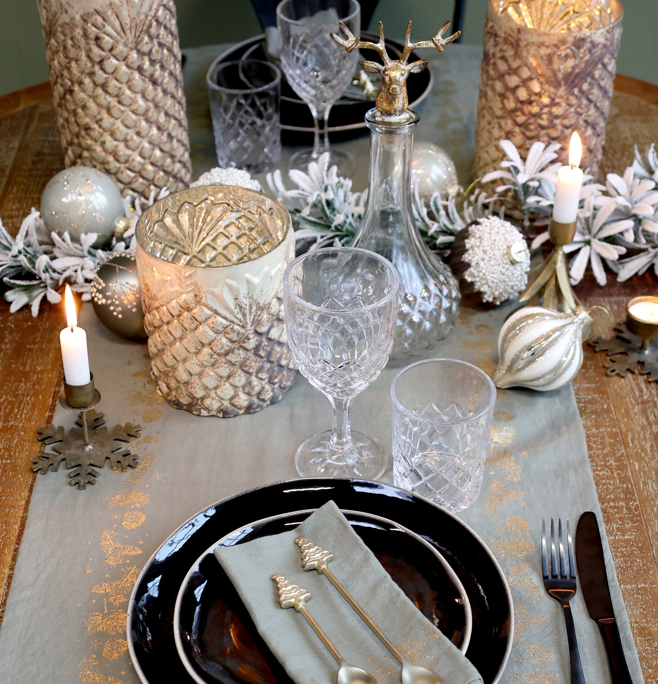 Flaskkork Hjort Antik Mässing från Chic Antique på dukat bord