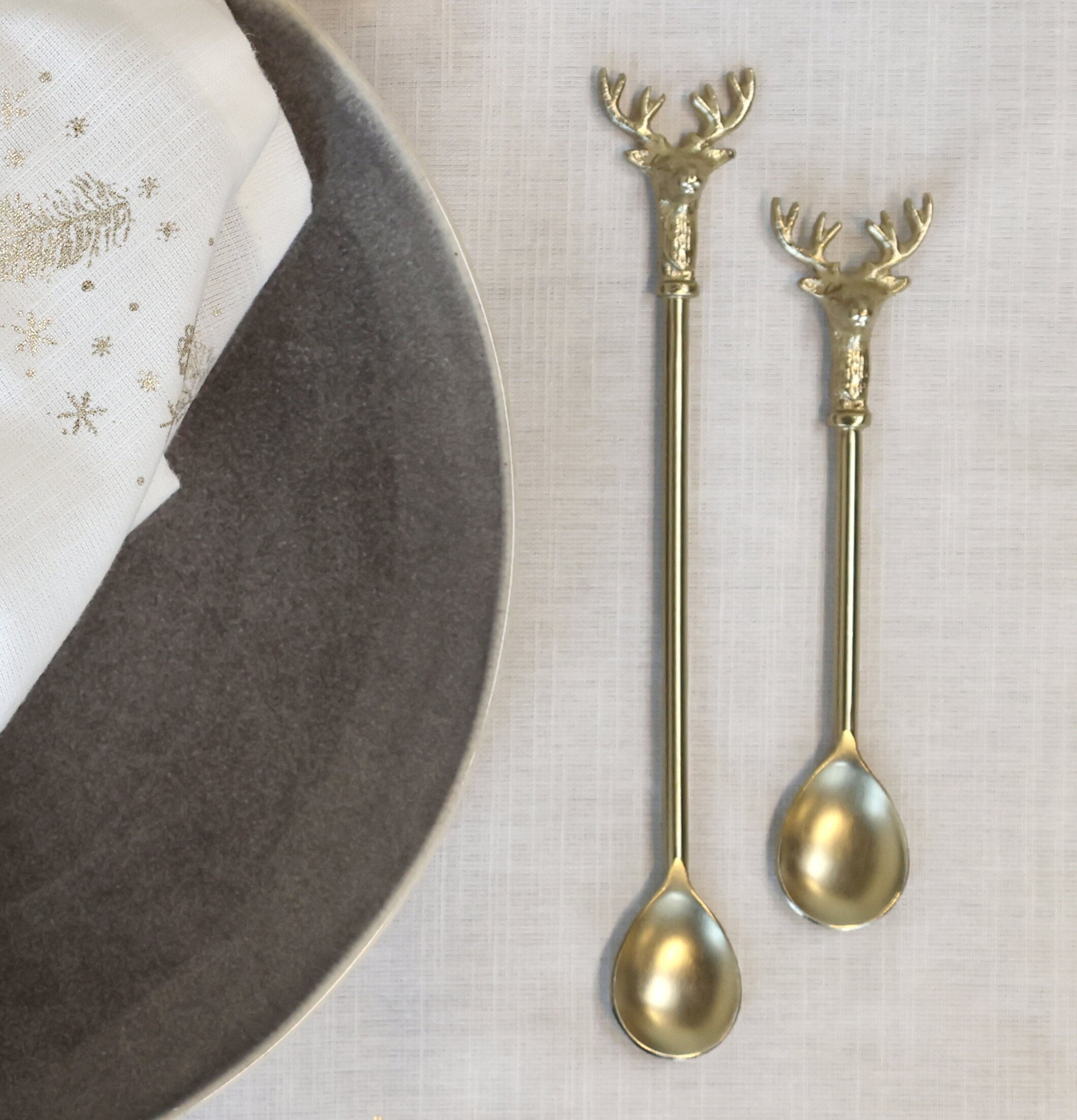 Lång Sked Hjort Antik Mässing från Chic Antique på dukat bord