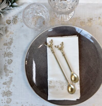 Bild av elegant dukning med naturinspirerade detaljer