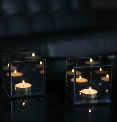 Bild av eleganta ljuslyktor i rökigt glas för hemmet