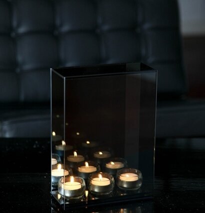 Endless 3 Light Smokey Grey från Endless Light på svart bord