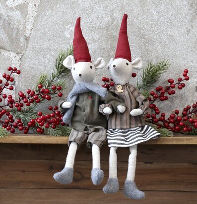 Bild av charmiga julfigurer på hylla med dekorationer