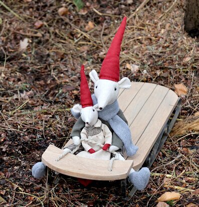 Bild av vinterscen med charmiga textilmöss på kälke