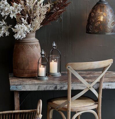 Foto av harmoniskt inrett rum med naturliga element