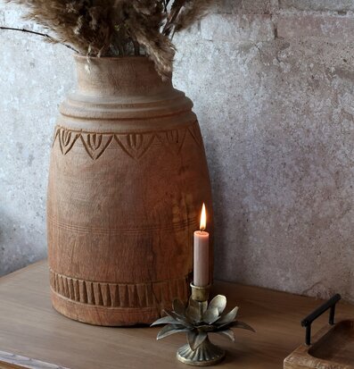 Bild av rustik inredning med trävas och pampasgräs