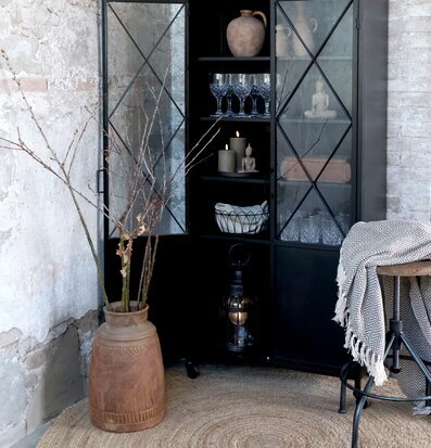 Bild av stilfullt rum med rustik och industriell känsla