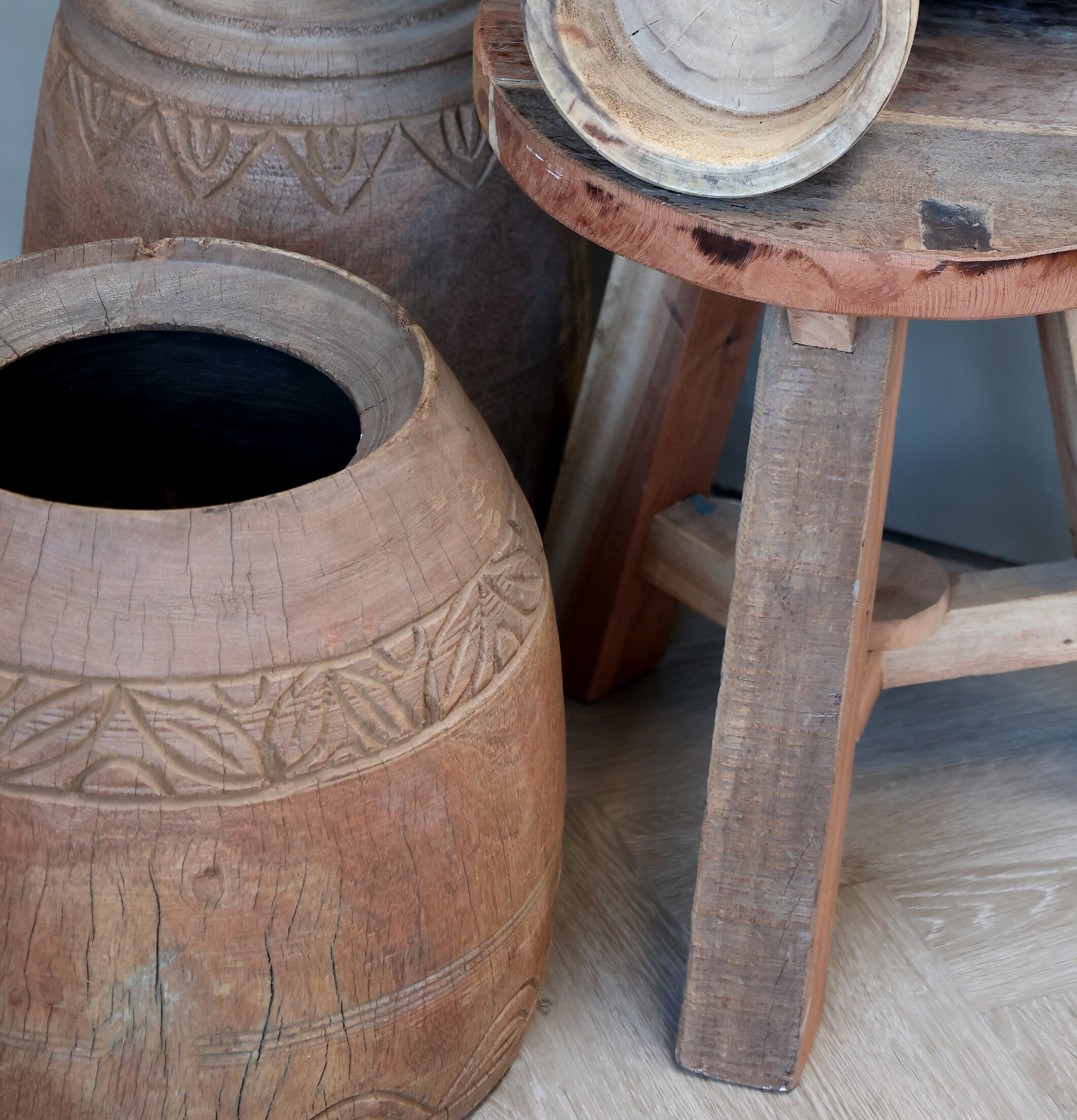 Bild av rustika trädekorationer och hantverkstradition