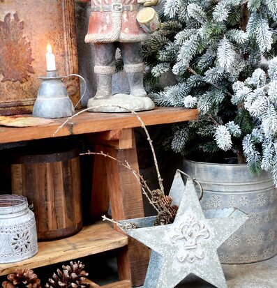 Bild av nostalgisk julscen med tomte och zinkdetaljer