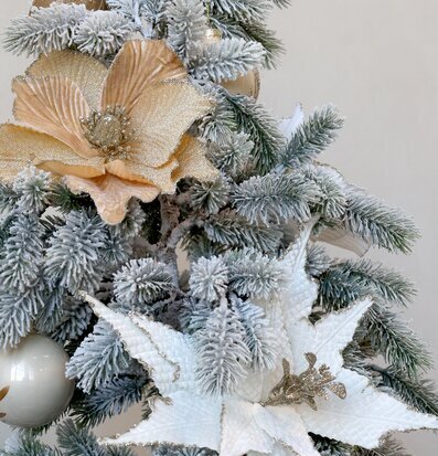 Bild av elegant julträd med bärnstensfärgad blomma