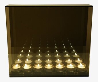 Bild av modern ljusinstallation med rökgrå glasdesign