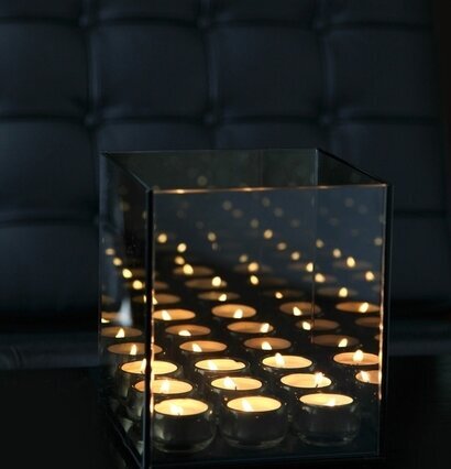 Endless 9 Light Cube Smokey från Endless Light på bord