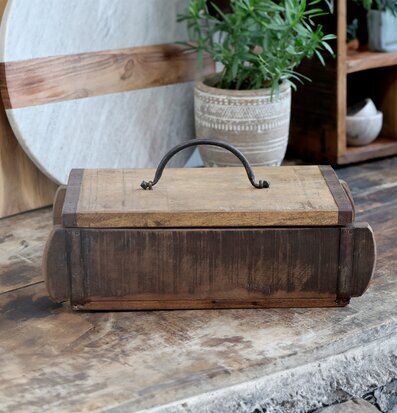 Bild av rustik inredning med trä och metall detaljer