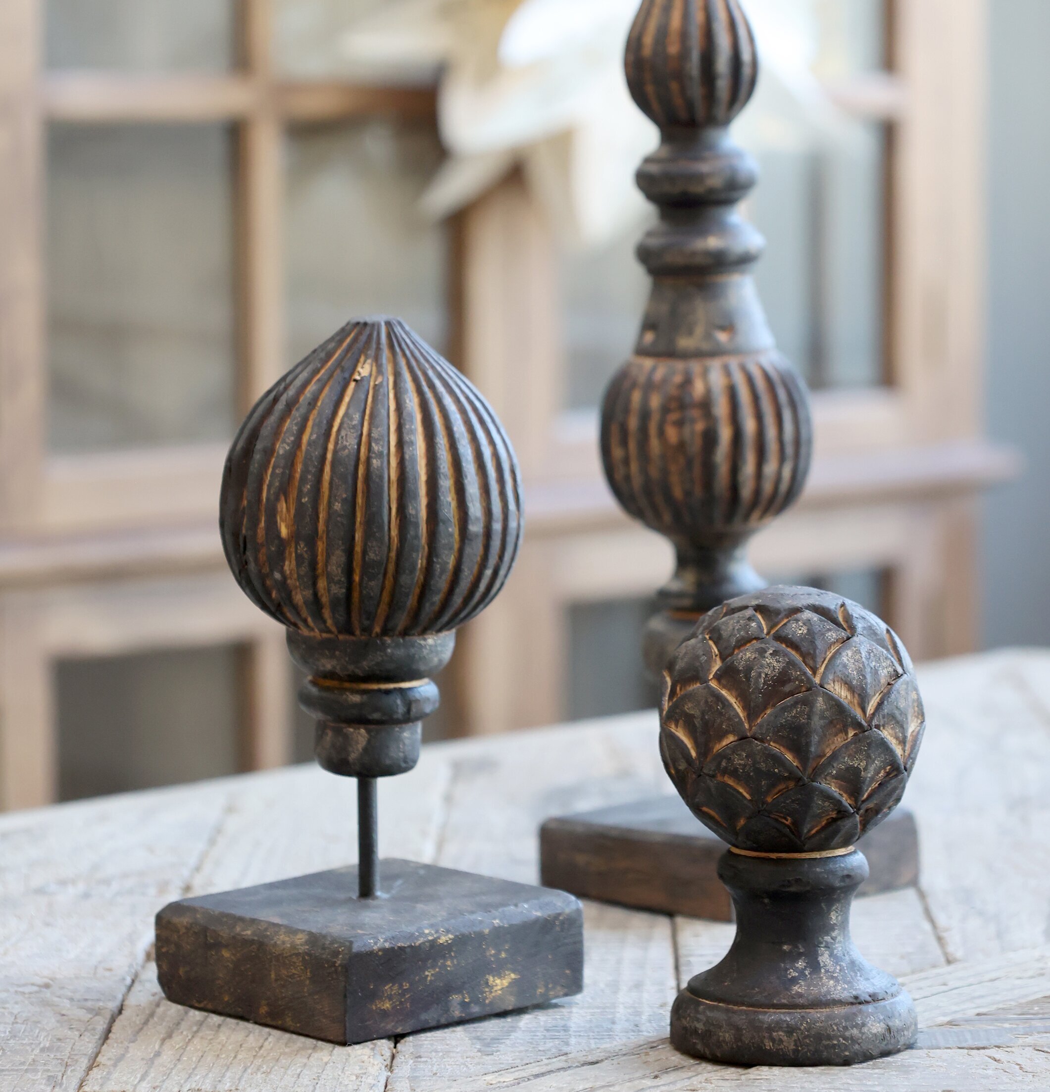 Deko Finial Antikbrun från Chic Antique på rustikt bord