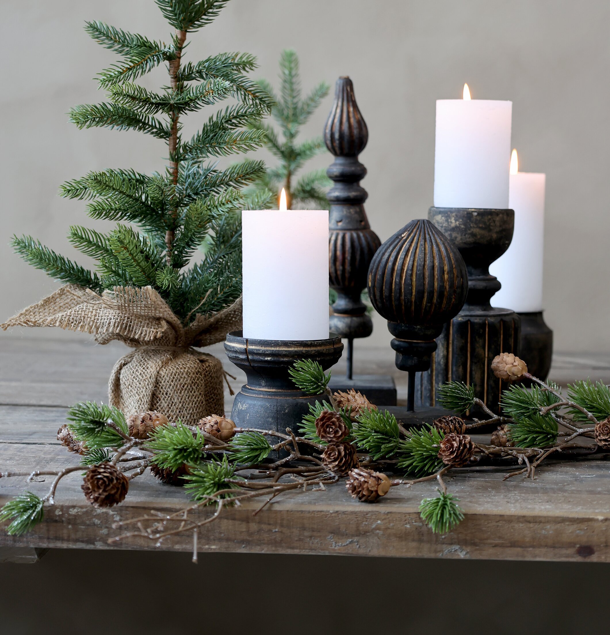 Deko Finial Antikbrun från Chic Antique på rustikt träbord