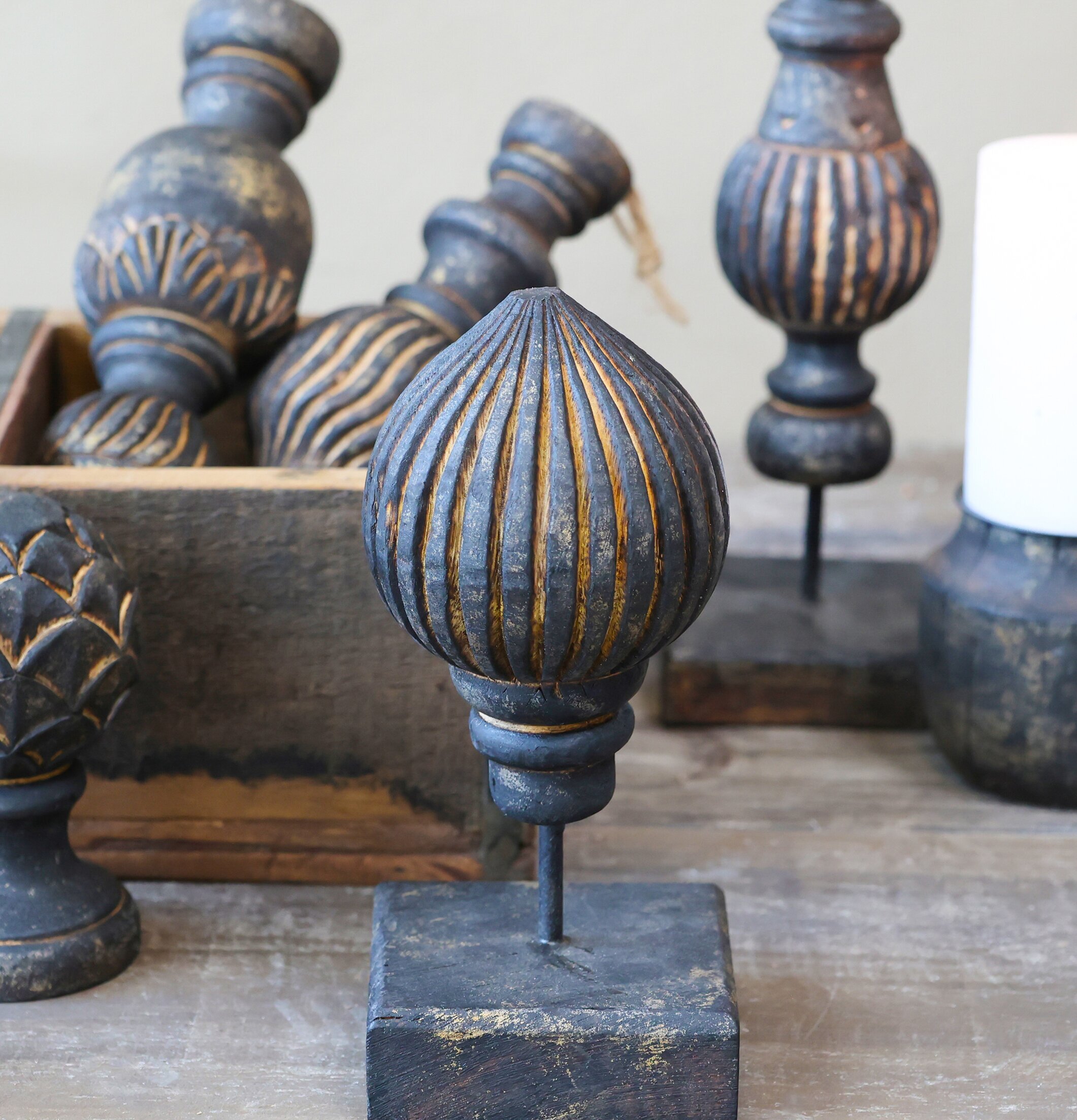 Deko Finial Antikbrun från Chic Antique på rustikt träbord