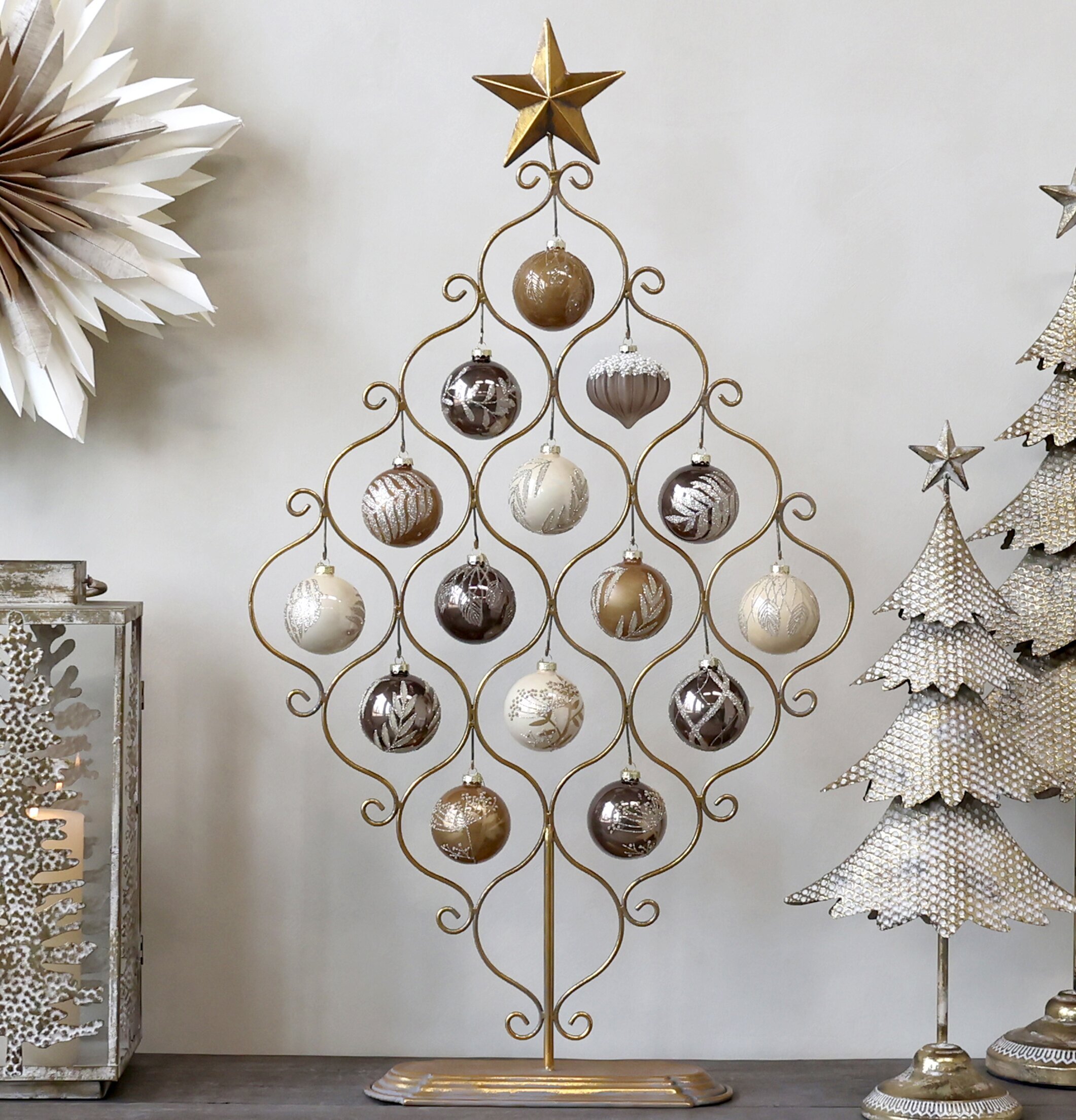 Stativ Stjärna Antik Mässing från Chic Antique med julkulor