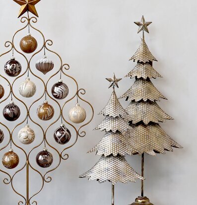 Foto av dekorativa föremål i antik mässingsfinish