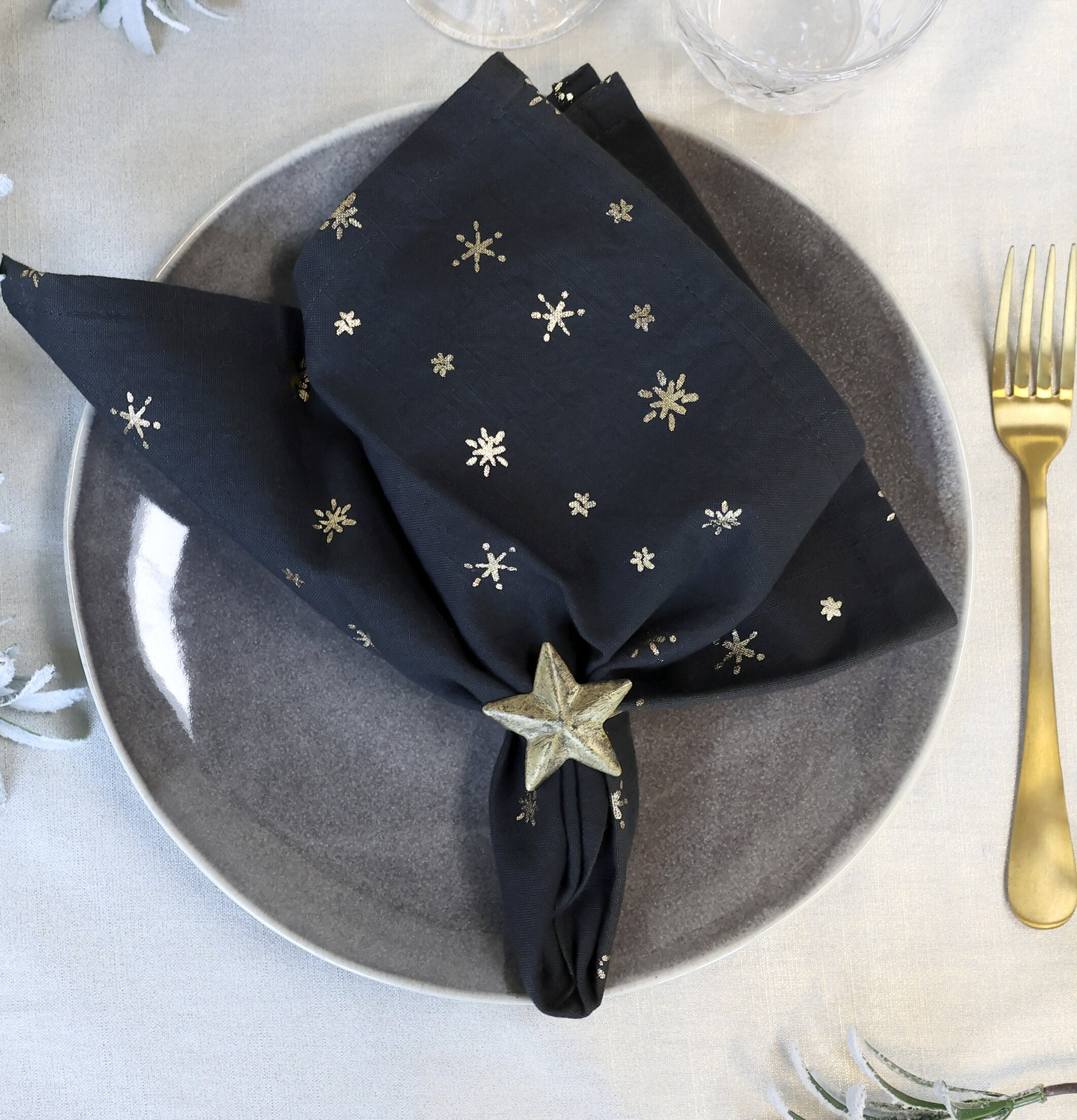 Servett Set/4 Stjärnor Mörkgrå från Chic Antique på dukat bord