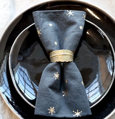 Bild av elegant dukning med stjärnmönstrad servett