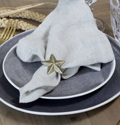 Bild av elegant dukning med antika och moderna inslag