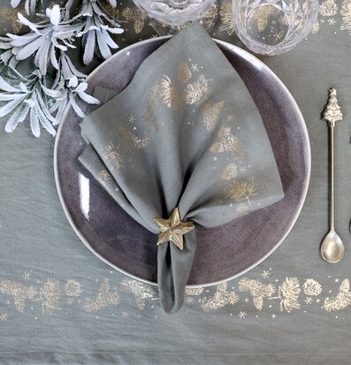 Bild av elegant och stämningsfull middagsdukning