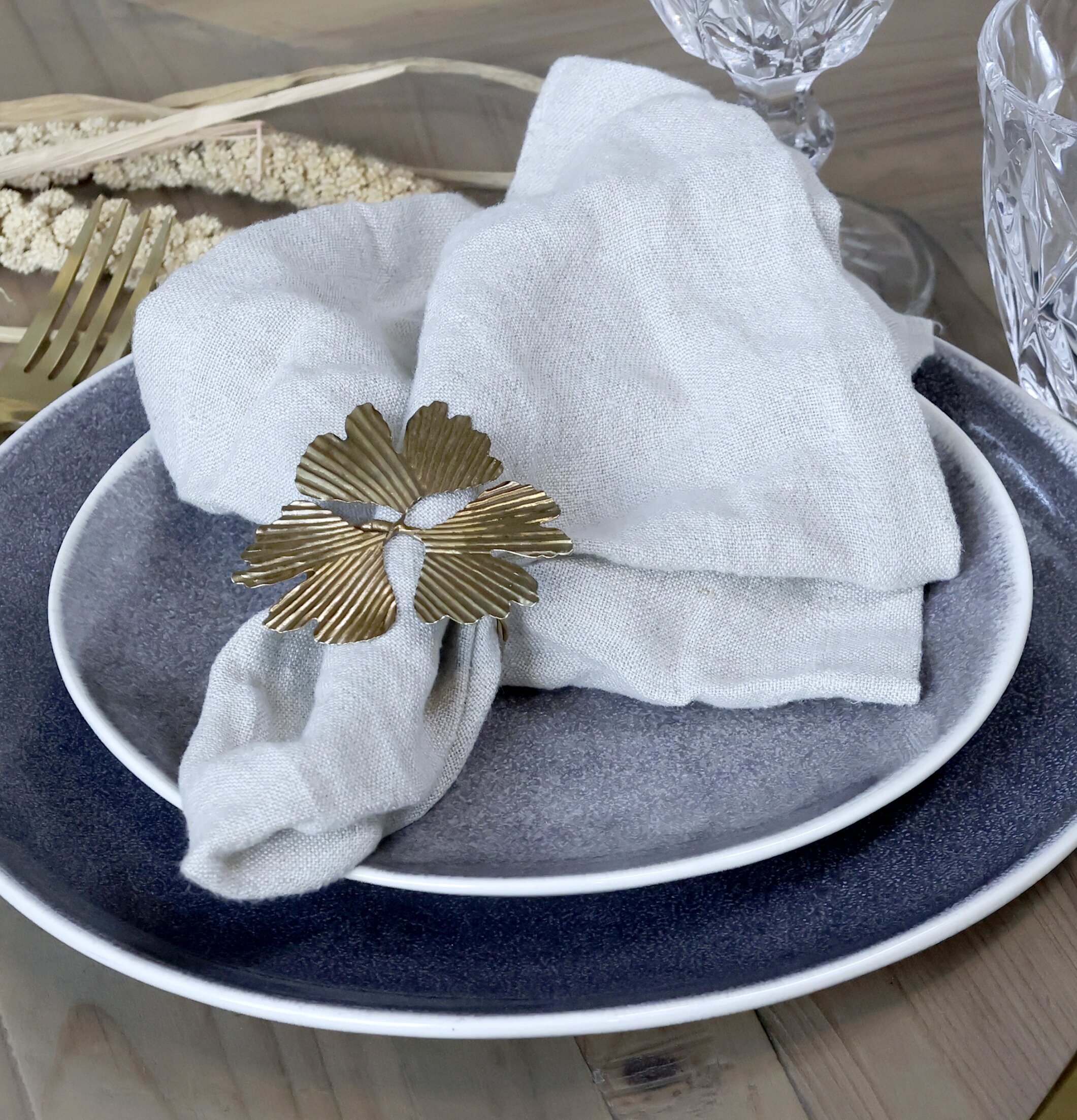 Servettring Blad Mässing från Chic Antique på dukat matbord