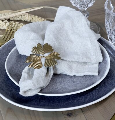 Bild av elegant bordsdukning med mässingsdetaljer