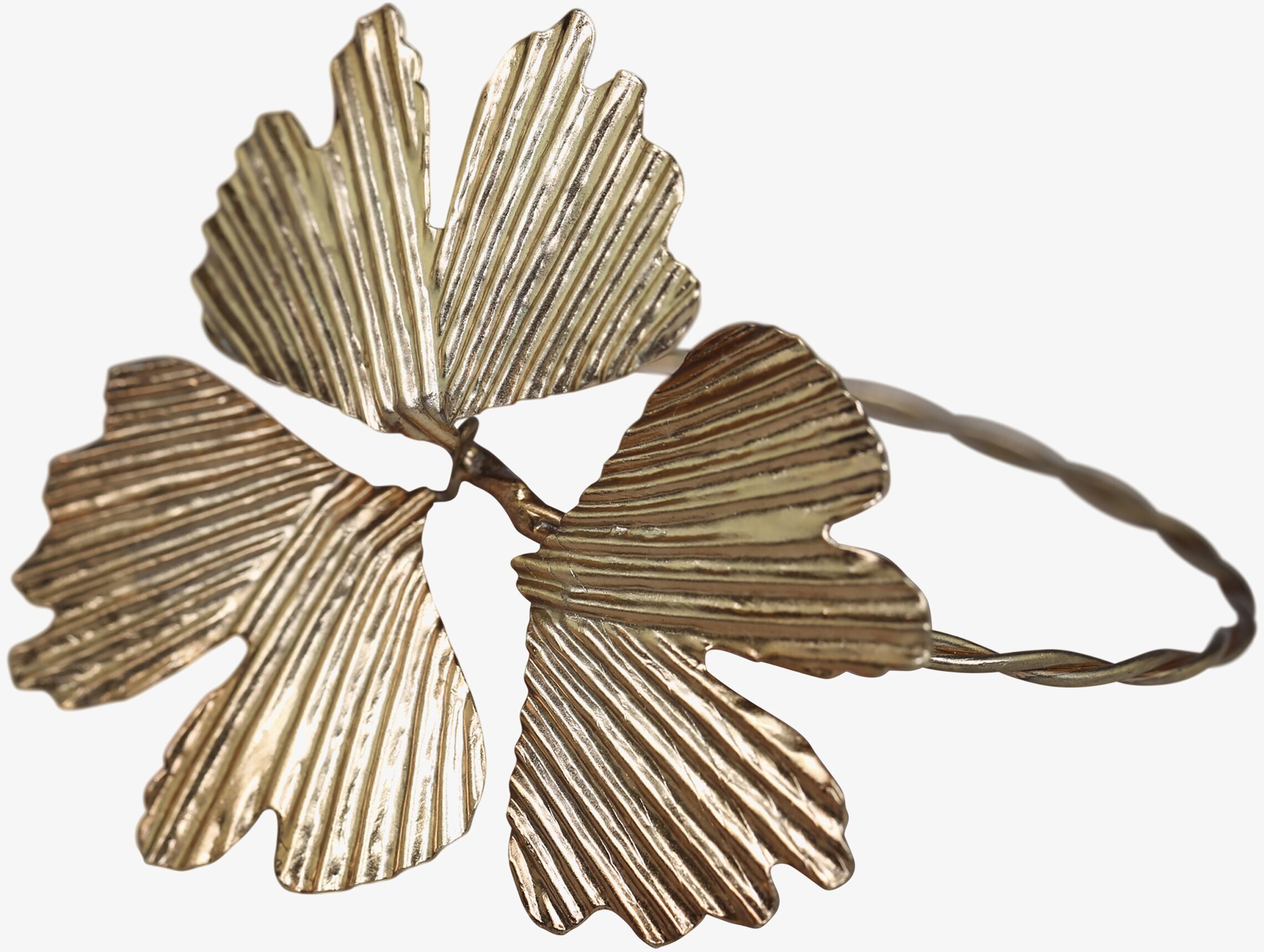 Bild av elegant servettring med lövmotiv i mässing