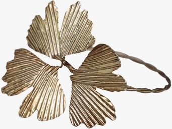 Bild av elegant servettring med lövmotiv i mässing