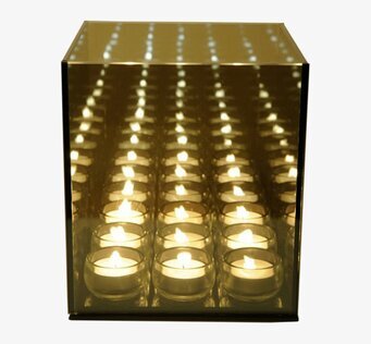 Bild av fascinerande ljusinstallation med oändlig illusion