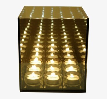 Bild av fascinerande ljusinstallation med oändlig illusion