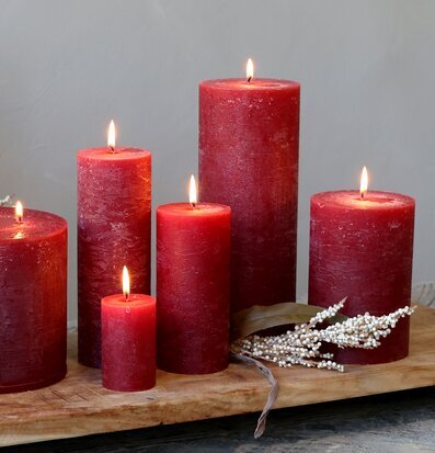 Bild av stämningsfulla mörkröda blockljusarrangemang