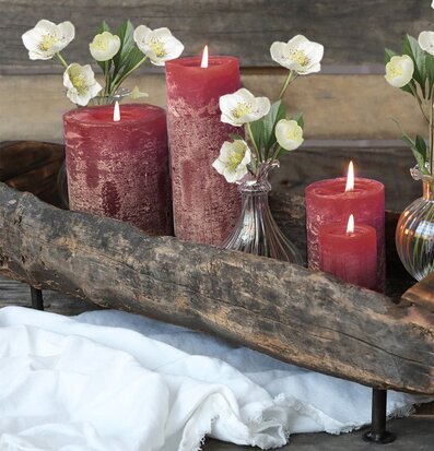 Bild av rustika ljus och blommor i harmonisk miljö