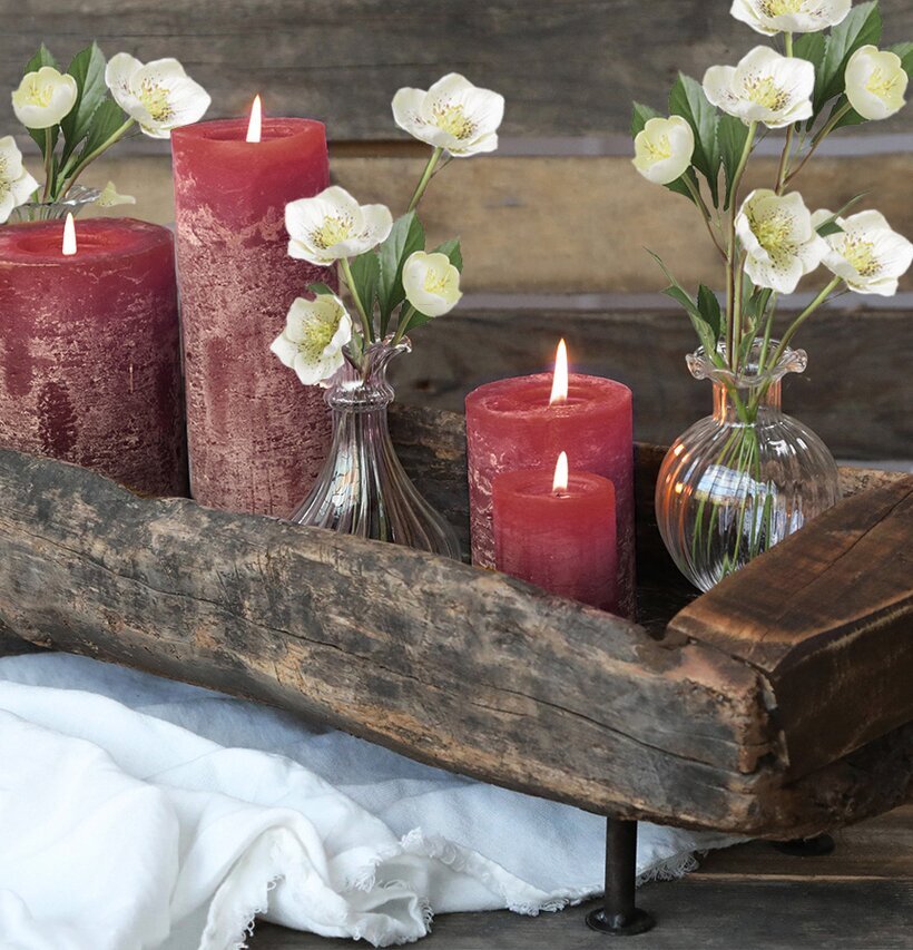 Bild av rustika blockljus med blommor i trätråg