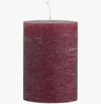 Foto av rustikt mörkrött blockljus med räfflad yta