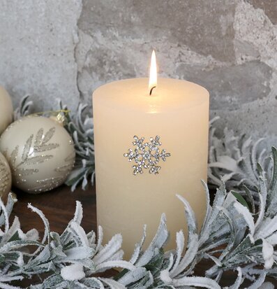 Bild av vintrig elegans med ljus och dekorationer