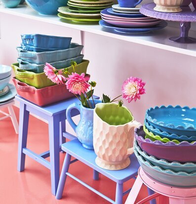 Bild av färgglada keramikprodukter och köksdetaljer