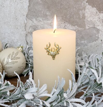 Bild av stämningsfull vinterdekor med ljus och mässing