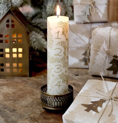 Bild av harmonisk vinterstämning med juldekorationer