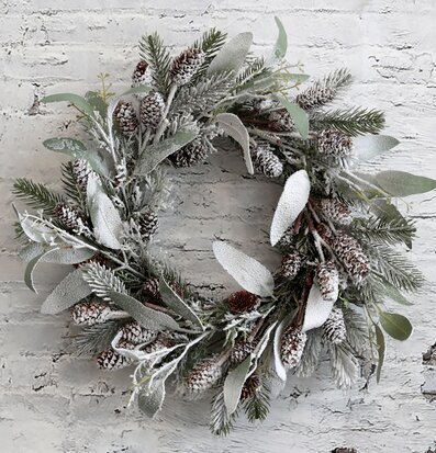 Bild av vinterinspirerad dekorationskrans med kottar