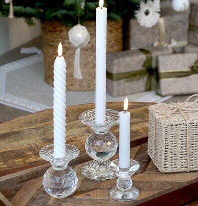 Bild av eleganta ljusstakar och juldekorationer