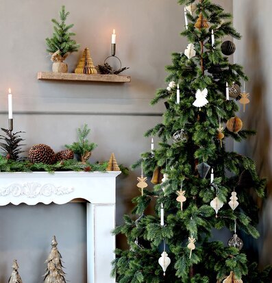 Bild av elegant juldekoration med gran och eldstad