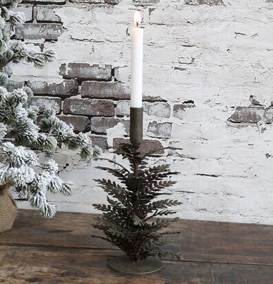 Bild av elegant ljusstake i rustik inredningsmiljö