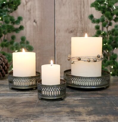 Bild av stämningsfullt arrangemang med antika fat