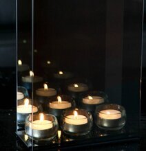 Bild av elegant ljushållare i rökgrått glas med tre ljus